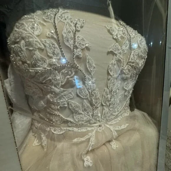 Galina Signature Ivory Wedding Dress Size 18 - Picture 4 of 7